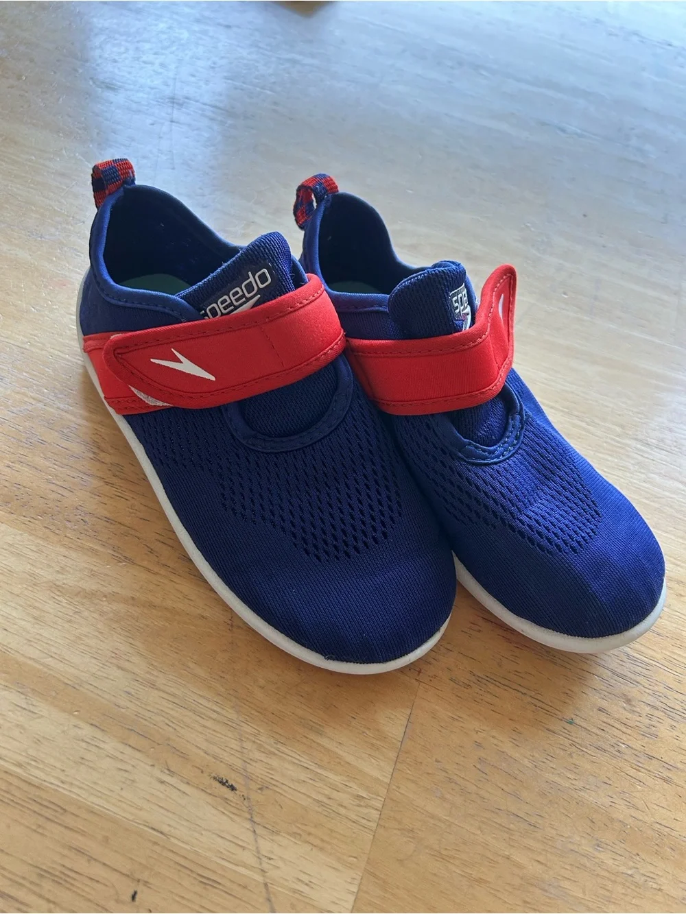 Kids youth water shoes XL 11/12 boys girls unisex red white and blue